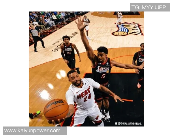 鲍威尔首节火力全开三分球三连击并制造三分犯规表现抢眼